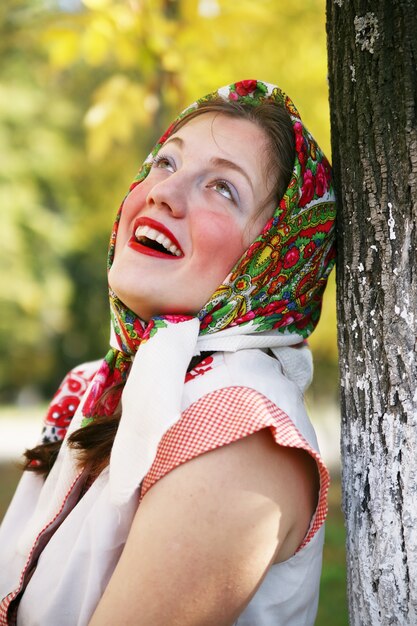 Chica en ropa tradicional rusa