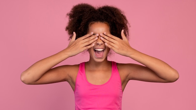 Chica de rosa cubriéndose los ojos