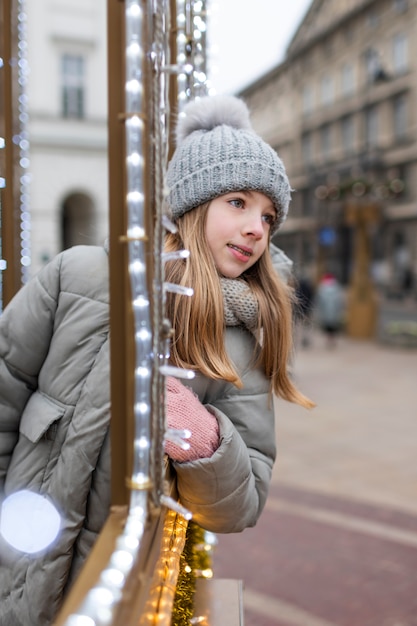 Chica rubia disfrutando de un viaje en sus vacaciones de invierno