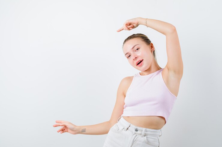 Foto gratuito chica rubia está bailando sobre fondo blanco.