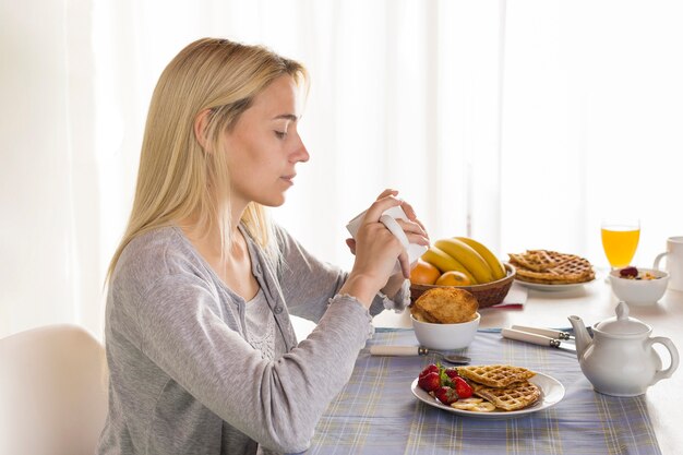 Chica rubia tomando té