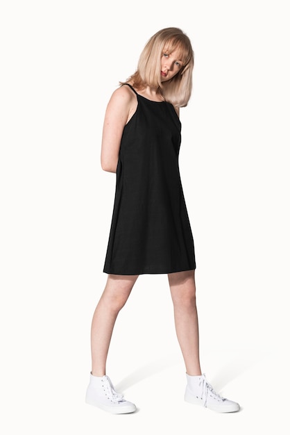 Chica rubia con vestido negro de una línea para la sesión de ropa de verano para adolescentes