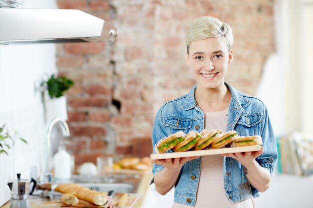 Chica con sandwiches