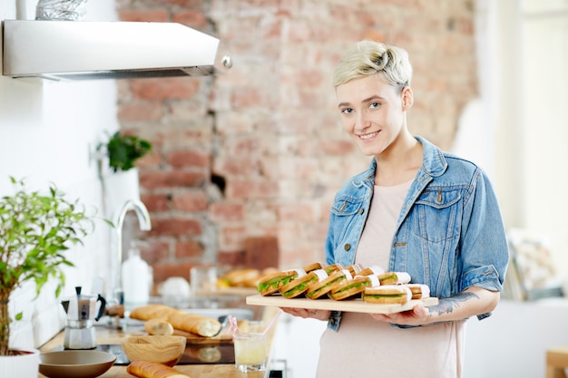 Chica con sandwiches