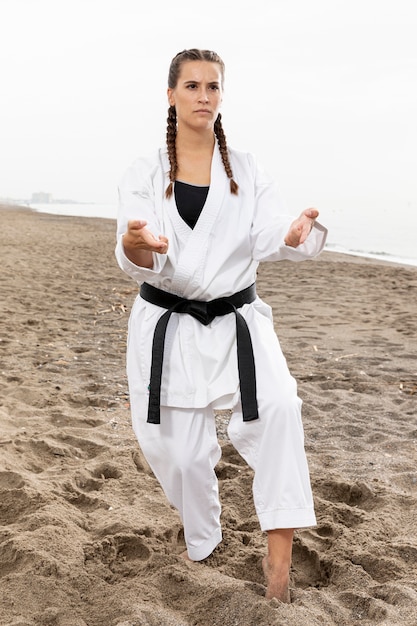 Foto gratuita chica segura en traje de artes marciales