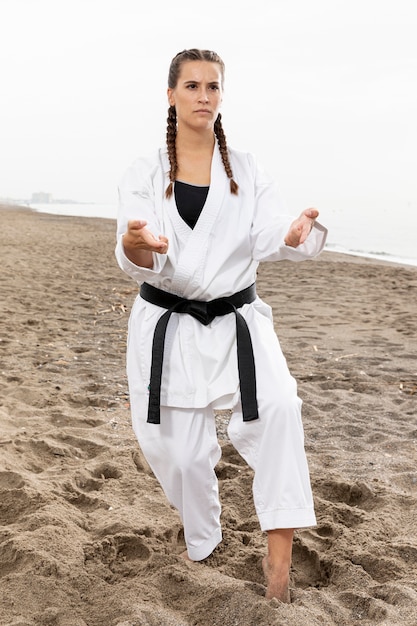 Chica segura en traje de artes marciales