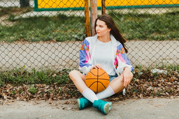 Chica sentada con baloncesto