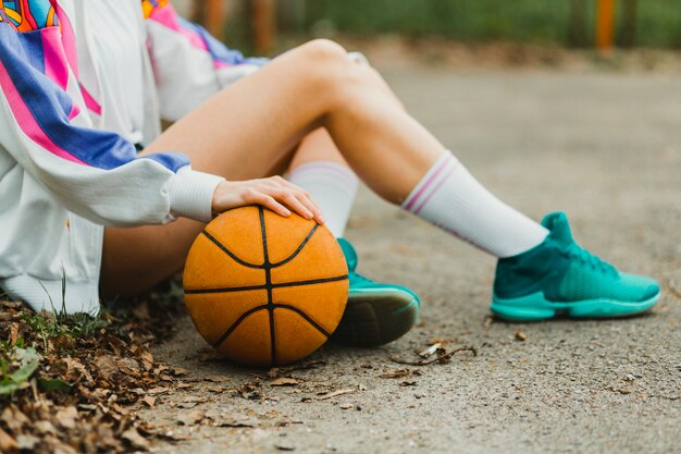 Chica sentada con baloncesto