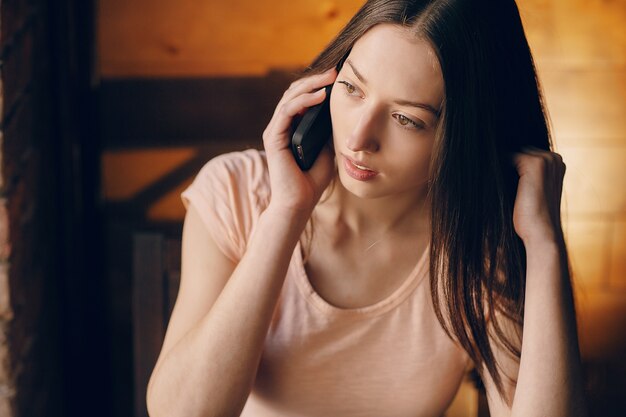 Chica seria hablando por el teléfono