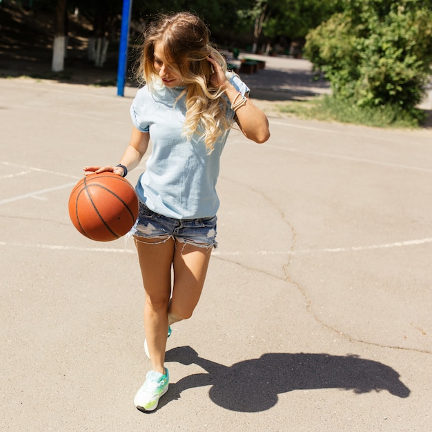 Foto gratuita chica sexy en la cancha de baloncesto