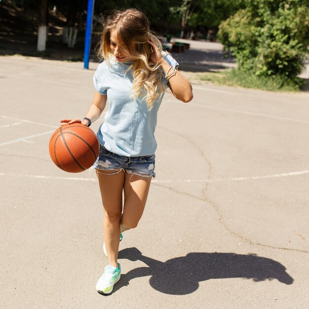 Chica sexy en la cancha de baloncesto