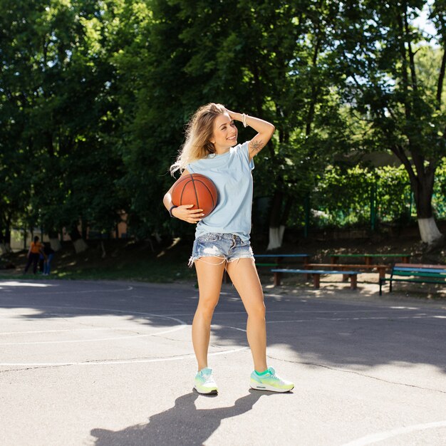 Chica sexy en la cancha de baloncesto
