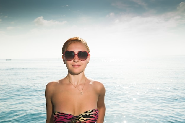 Chica sexy rojo vistiendo bikini en la playa