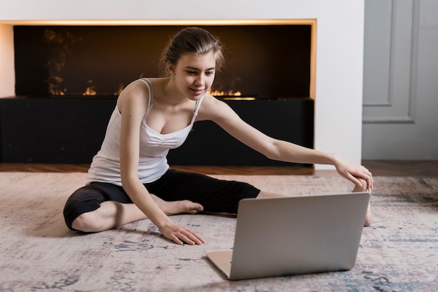 Chica siguiendo instrucciones para hacer ejercicio en casa