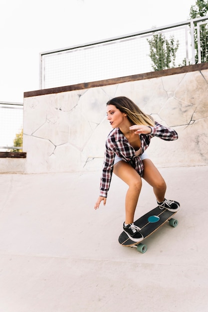 Foto gratuita chica skater deportiva