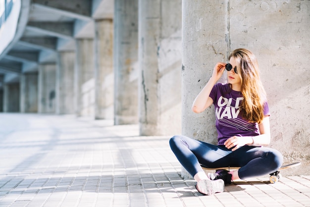 Foto gratuita chica skater con gafas de sol