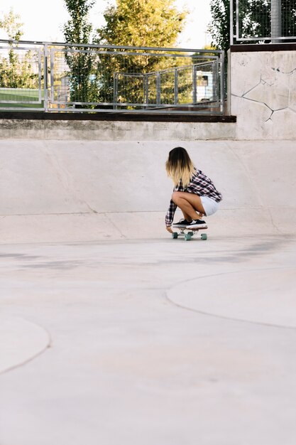 Chica skater en medio tubo