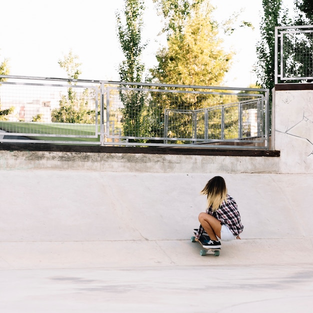 Chica skater skateboarding