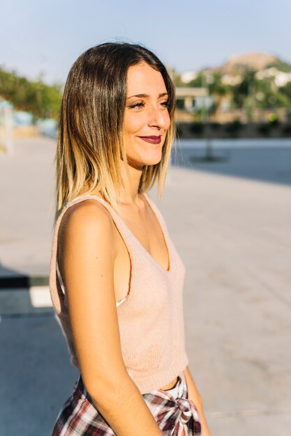 Chica skater sonriente