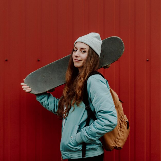 Chica skater y su patinaje en la ciudad.