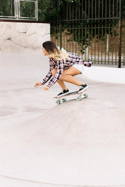 Chica skater en tabla
