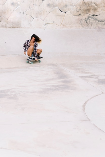 Chica skater en tabla