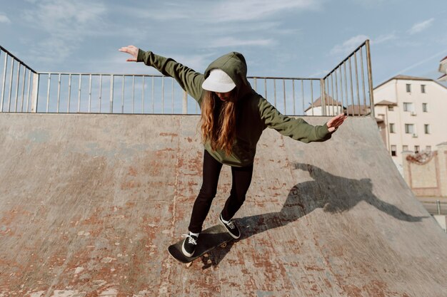 Chica skater en la vista frontal de la rampa