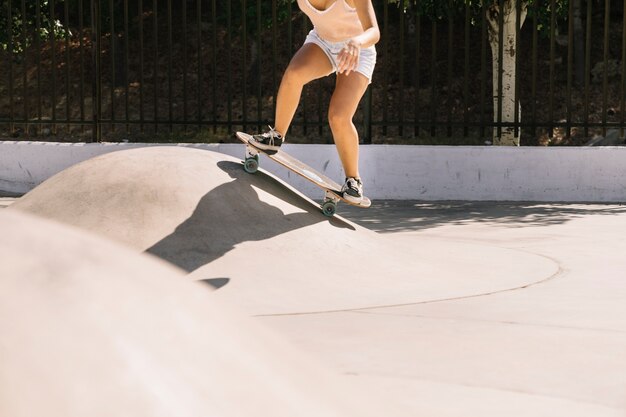 Chica skating encima de colina