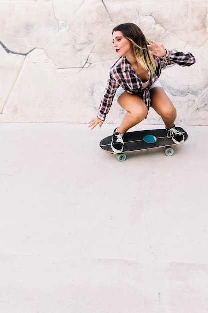 Chica skating