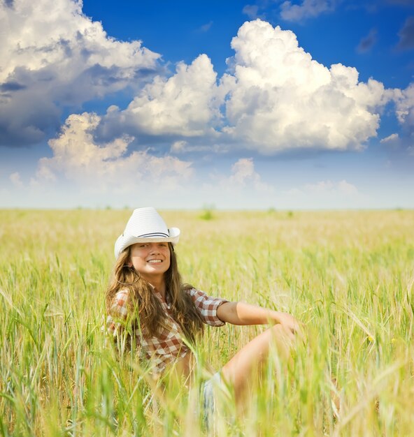 Foto gratuita chica en el sombrero en el campo