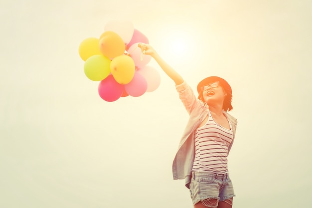 Chica con sombrero y globos