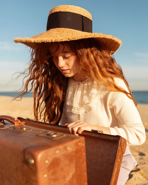 Chica con sombrero de tiro medio