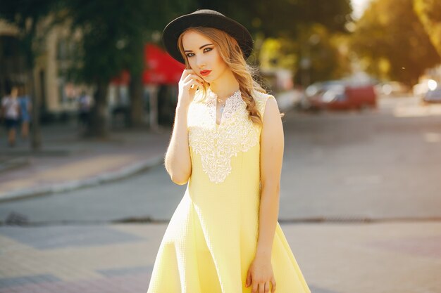 chica en un sombrero