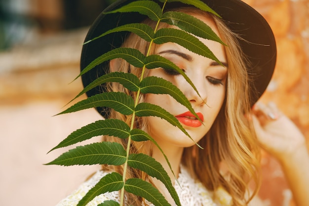 chica en un sombrero