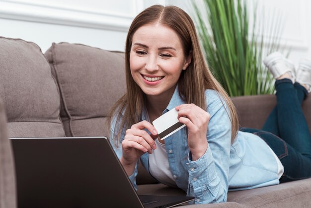 Chica soñadora ordenando productos en línea