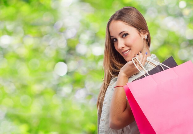 Chica sonriendo con una bolsa rosa