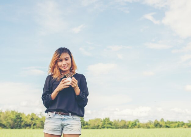 Chica sonriendo en el campo verde