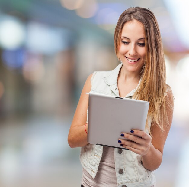 Chica sonriendo con una tablet