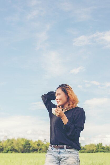 Chica sonriendo con una taza