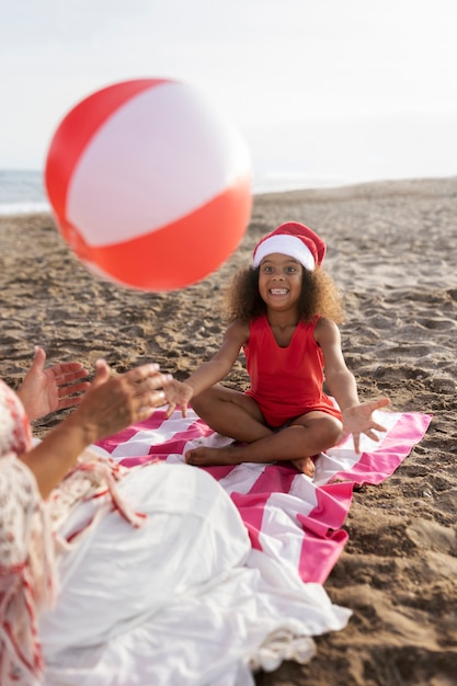 Chica sonriente de alto ángulo en la playa