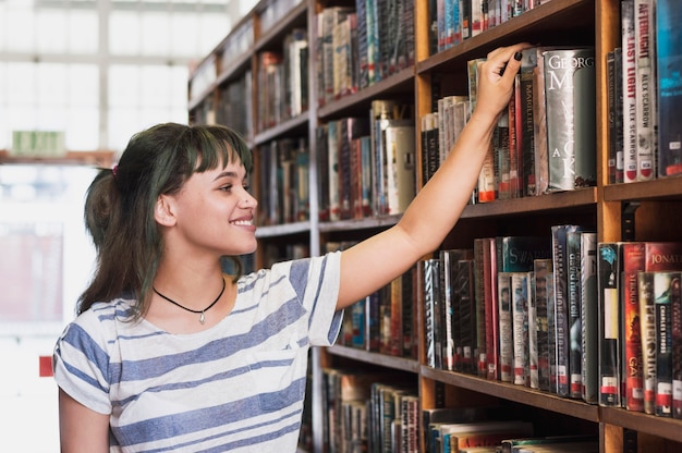 Chica sonriente en biblioteca