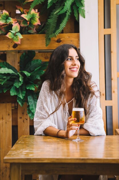 Chica sonriente con cerveza