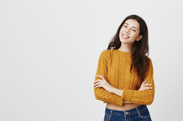 Chica sonriente confiada, joven profesional de aspecto optimista