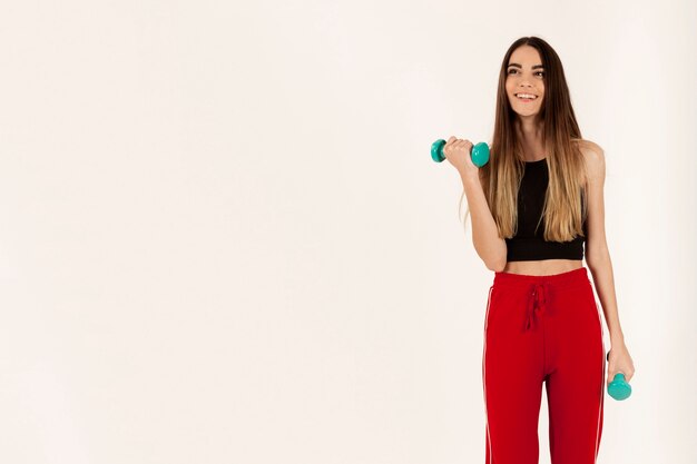 Chica sonriente entrenando