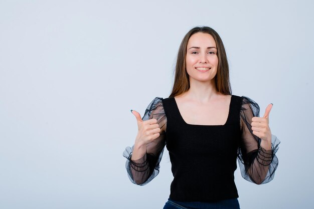 Chica sonriente está mostrando gestos perfectos sobre fondo blanco.