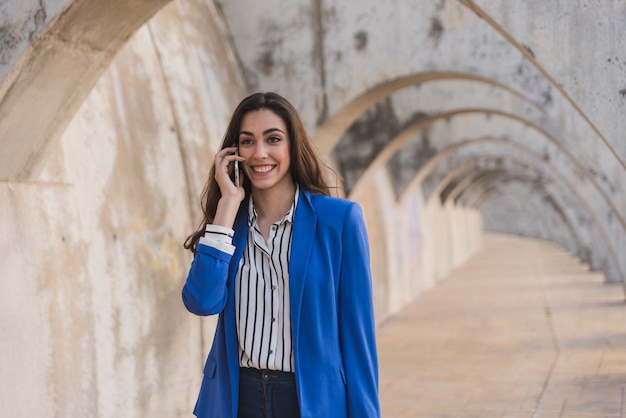 Foto gratuita chica sonriente hablando por teléfono