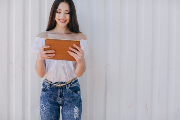 Chica sonriente mirando una tablet