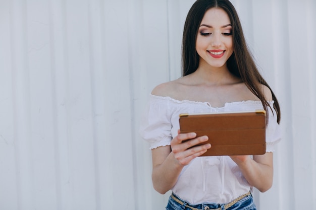 Foto gratuita chica sonriente mirando una tablet