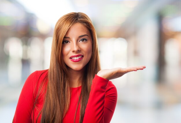 Chica sonriente con la palma de la mano abierta