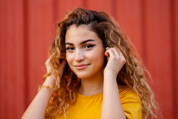 Chica sonriente de primer plano con auriculares
